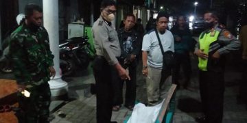 Jasad bayi mengapung di Kali Parung setelah dievakuasi pihak kepolisian. Foto: Bacaini