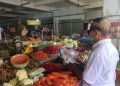 Transaksi jual beli di Pasar Tradisional Stono Betek Kota Kediri. Foto: Bacaini