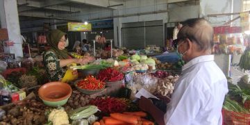 Transaksi jual beli di Pasar Tradisional Stono Betek Kota Kediri. Foto: Bacaini