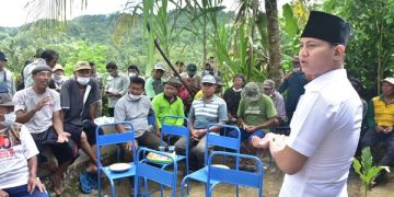 Bupati Aripin 'Makaryo Neng Deso' dengarkan keluhan petani padi. Foto: Bacaini/Aby