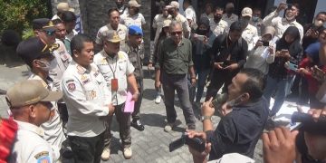 Demo warga di Kantor Satpol PP Jombang. Foto: Bacaini/Syailendra
