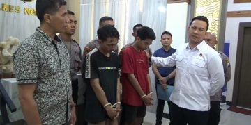 Dua pemuda pelaku perusakan Tugu Asmaul Husna yang berhasil ditangkap polisi. Foto: Bacaini/Asep Bahar