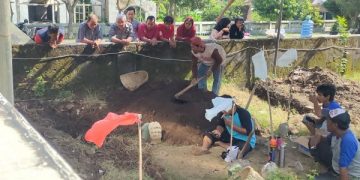 Proses pembongkaran makam tua di kompleks Masjid Wakaf Al Mustofa. Foto: Bacaini/AK.Jatmiko