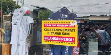 Stiker tanda penyegelan ditempel di kantor Arema FC. Foto: Bacaini/A.Ulul