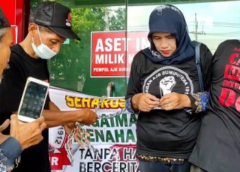 Penyegelan Kantor AJB Bumiputera oleh nasabah. Foto: Bacaini/AK.Jatmiko