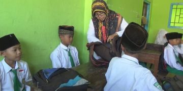 Razia lato-lato di MI Islamiyah Genukwatu, Jombang. Foto: Bacaini/Syailendra