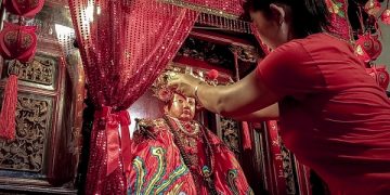 Proses mengganti baju Mak Co di Klenteng Tjoe Tik Kiong Tulungagung. Foto: Bacaini/Setiawan