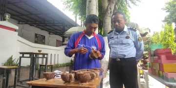 Kerajinan tangan berupa gelas batok buatan warga binaan Lapas Kediri. Foto: Bacaini