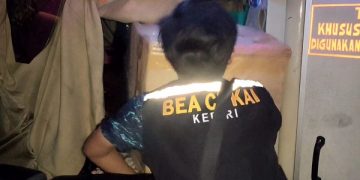 Penggeledahan bus pengangkut rokok ilegal. Foto: Bacaini/AK.Jatmiko
