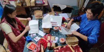 Kesibukan membuat pesanan hantaran Imlek. Foto: Bacaini/A.Ulul