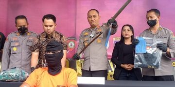 Tersangka pembunuhan dan barang bukti sajam yang berhasil diamankan. Foto: Bacaini/Setiawan