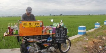 Kopi Motoran, warkop keliling pemuda Tulungagung. Foto: Bacaini/Setiawan