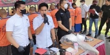 Satreskrim Polres Kediri menunjukkan tersangka oknum perguruan silat berikut barang bukti. Foto: Bacaini