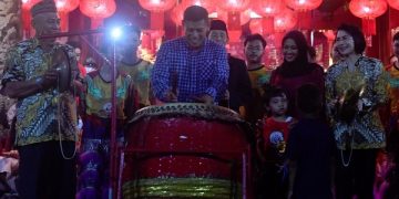 Wali Kota Kediri, Abdullah Abu Bakar menabuh tambur menandai perayaan malam tahun baru Imlek 2574 Kongzili. Foto: Ist