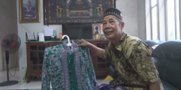Mudzakir menunjukkan pakaian untuk pergi beribadah haji. Foto: Bacaini/Syailendra