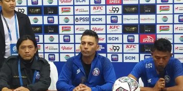 Pelatih Arema FC, Javier Roca (tengah). Foto: Bacaini/A.Ulul