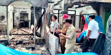 Penyaluran bantuan dari Dinsos Kota Kediri kepada warga korban kebakaran. Foto: Ist