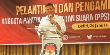 Wali Kota Kediri saat hadir dalam pelantikan anggota PPS Pemilu 2024 Kota Kediri. Foto: Ist