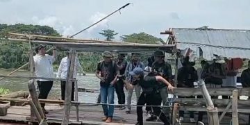 Bupati Kediri, Hanindhito Himawan Pramana saat meninjau Jembatan Jongbiru. Foto: Bacaini/AK.Jatmiko