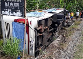 Bus Bagong Terguling Masuk Parit di Kediri