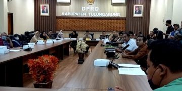 Hearing antara warga Desa Sumberagung dengan pemilik tambang di DPRD Tulungagung. Foto: Bacaini/Setiawan