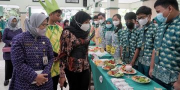 Bunda Fey meninjau bazar makanan murid SMP Negeri 1 Kota Kediri. Foto: Ist