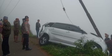 Proses evakuasi mobil terpersok ke jurang di akses jalan menuju Bromo Hillside. Foto: Polres Malang