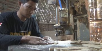 Widodo sedang membuat kerajinan tangan berbahan bambu. Foto: Bacaini/Syailendra