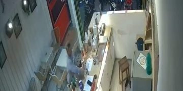 Aksi pencuri HP di kafe terekam kamera CCTV. Foto: Ist