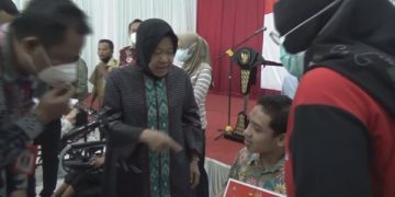 Menteri Sosial Tri Rismaharini ngobrol dengan penyandang disabilitas di Jombang. Foto: Bacaini/Syailendra