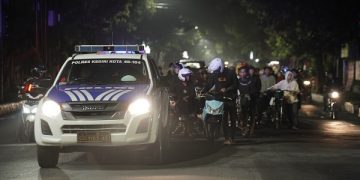 Pengendara motor brong dihukum menuntun sepeda motor ke Mako Lantas Kediri Kota. Foto: Bacaini