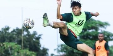 Ahmad Raia Irvanza dalam sesi latihan bersama Persik Kediri. Foto: Ist
