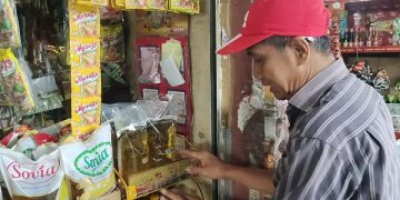 Salah satu pedagang minyak goreng di Pasar Pahing Kota Kediri. Foto: Bacaini/AK.Jatmiko