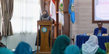 Bunda Fey saat hadir dalam kegiatan sosialisasi UU Nomor 12 Tahun 2022 di UNP Kediri. Foto: Ist
