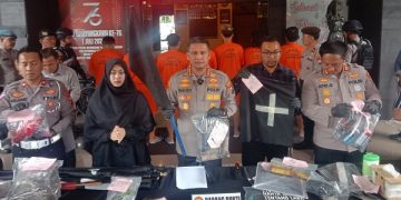 Kapolresta Malang Kota menunjukkan tujuh tersangka bersama barang bukti. Foto: Bacaini/A.Ulul