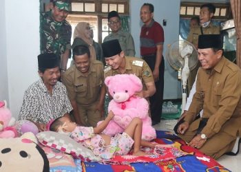 Bupati Trenggalek Jenguk Balita Korban Peluru Nyasar