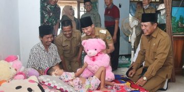 Balita Kahla saat dijenguk Bupati Trenggalek. Foto: Bacaini/Aby