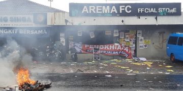 Kondisi sekretariat Arema FC yang dirusak suporter. Foto:bacaini/Ulul