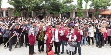 Wali Kota Kediri pada kegiatan pelepasan mahasiswa KKN tematik UNP Kediri 2023. Foto: Ist