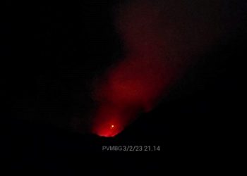 Aktivitas Meningkat, Kawah Gunung Bromo Muncul Sinar Api