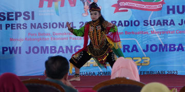 Penampilan memukau Arsyila di panggung PWI Award Kabupaten Jombang. Foto: Bacaini/Syailendra