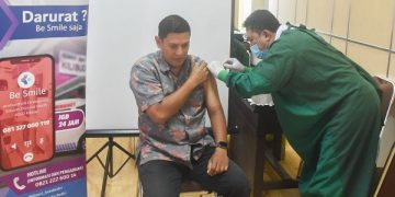 Wali Kota Kediri, Abdullah Abu Bakar menerima vaksin booster kedua. Foto: Ist
