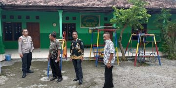 Polisi melakukan pengecekan di sekolah TK. Foto: Bacaini/Fio