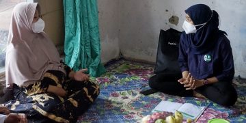 Bunda Fey saat memberikan edukasi kepada salah saorang ibu hamil beresiko tinggi. Foto: Ist