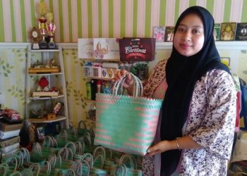 Kreatif, Pasutri di Mojokerto Sukses Bisnis Tas Anyaman Plastik