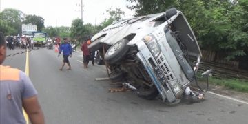 Proses evakuasi minibus yang terguling di Jombang. Foto: Bacaini/Syailendra