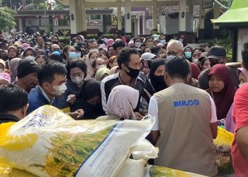 Warga Kota Kediri Berdesakan Demi Beras Murah