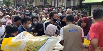 Antrean operasi pasar beras murah di Kantor Kecamatan Pesantren. Foto: AK. Jatmiko