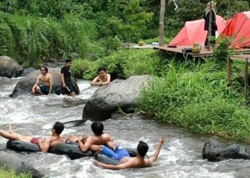 Ngecamp Dekat Sungai di Wisata Gubuk Marawati Mojokerto