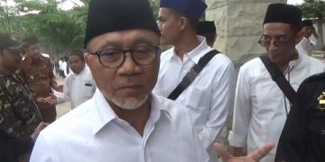 Menteri Perdagangan, Zulkifli Hasan saat diwawancara dalam kunjungannya ke Trenggalek. Foto: Bacaini/Aby